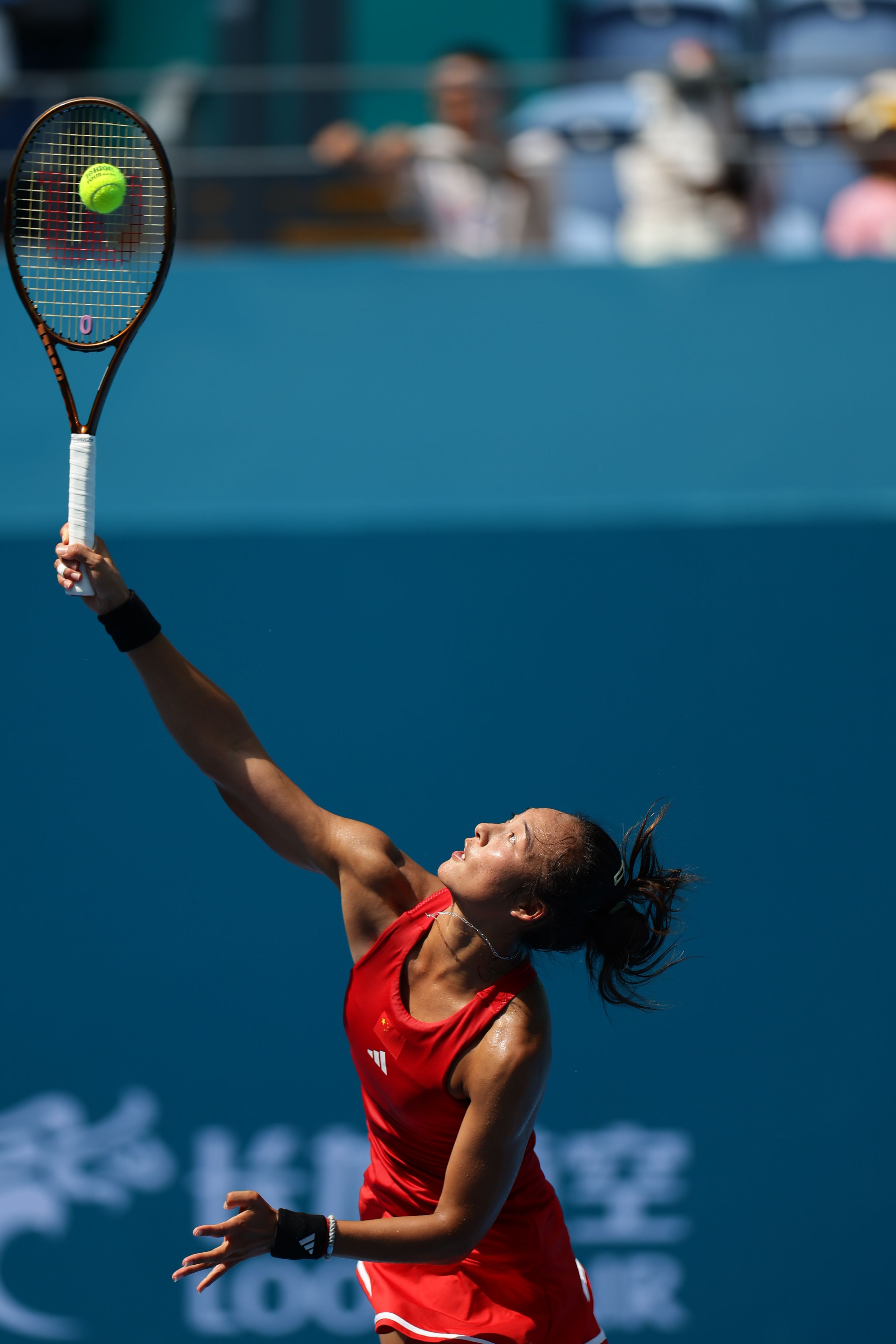 她的发球变 她的发球变